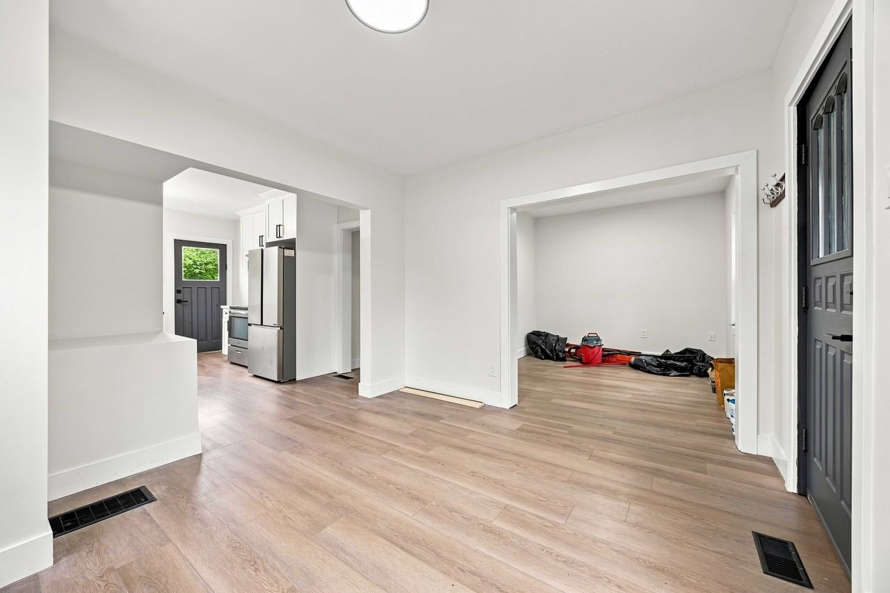 138 Sutton St - Photo 4 of 33