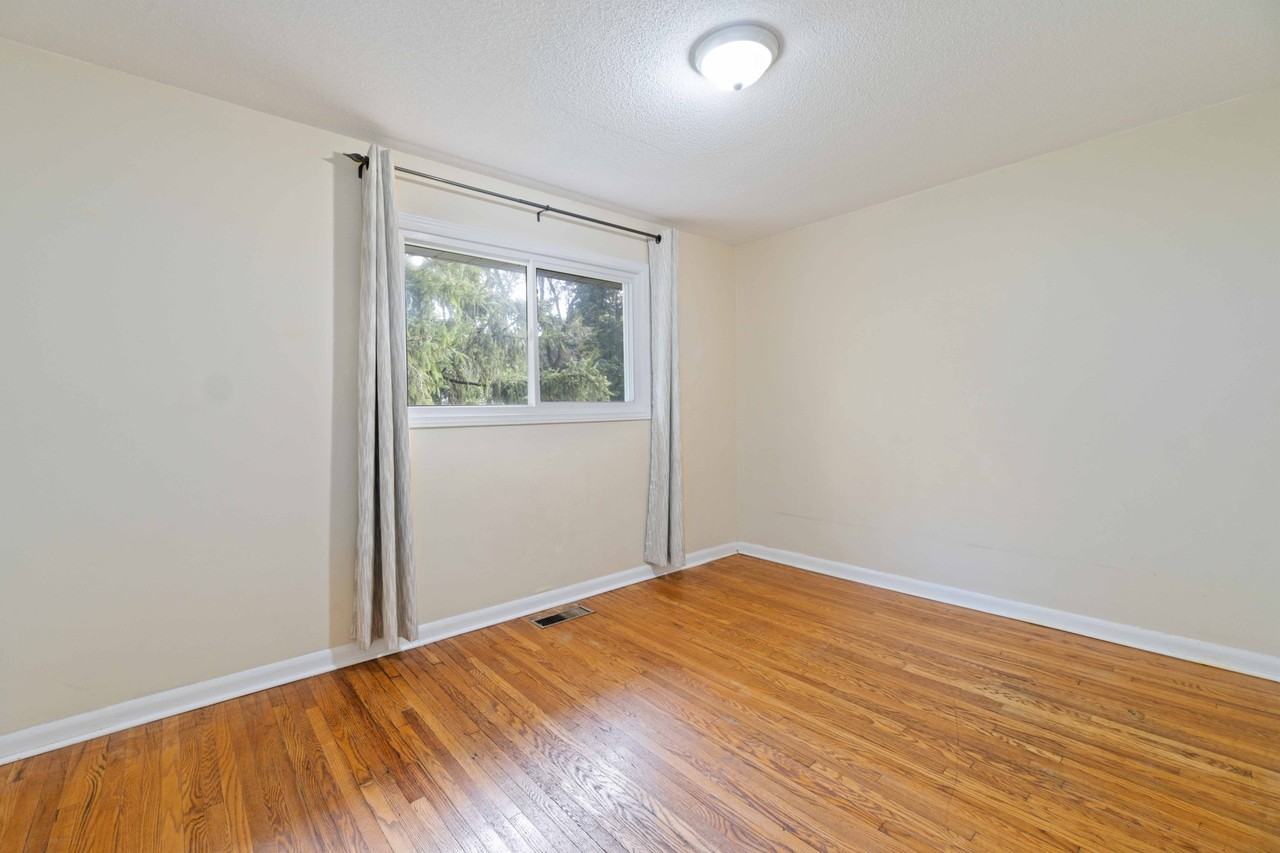 1100 Exmouth St - Photo 2 of 33