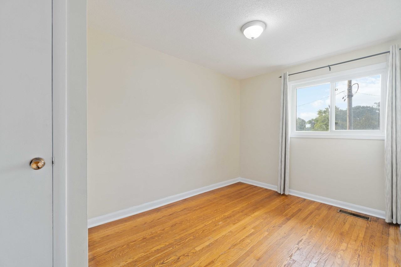 1100 Exmouth St - Photo 4 of 33