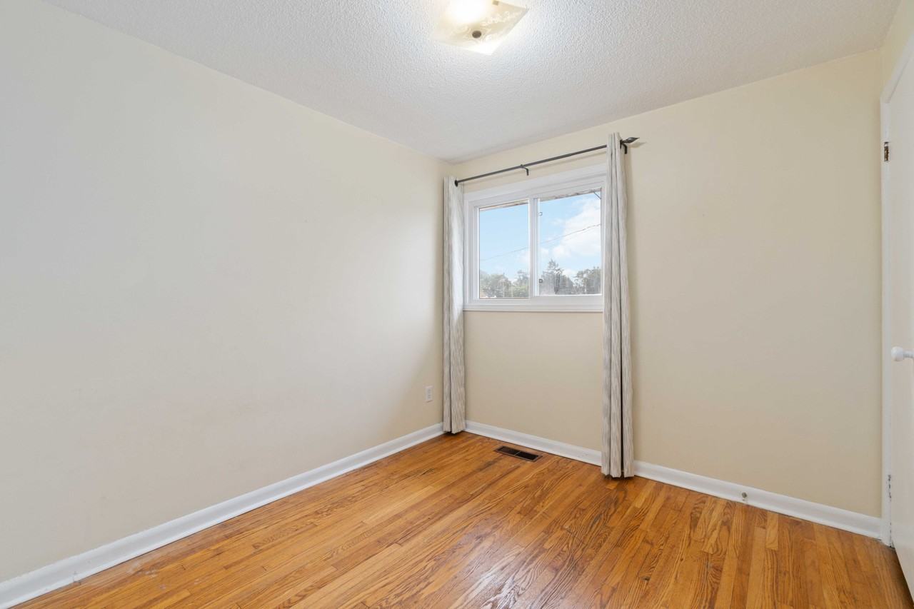 1100 Exmouth St - Photo 5 of 33