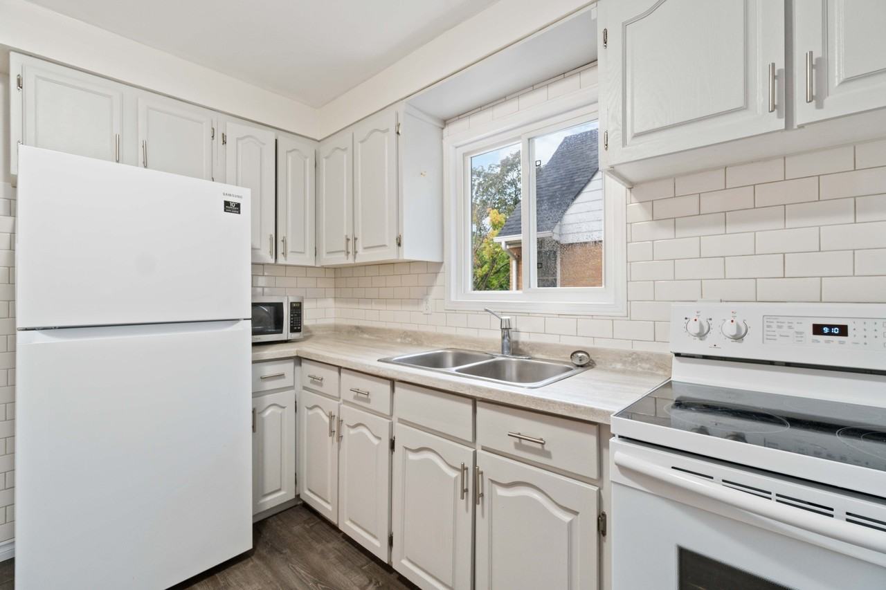 1100 Exmouth St - Photo 7 of 33