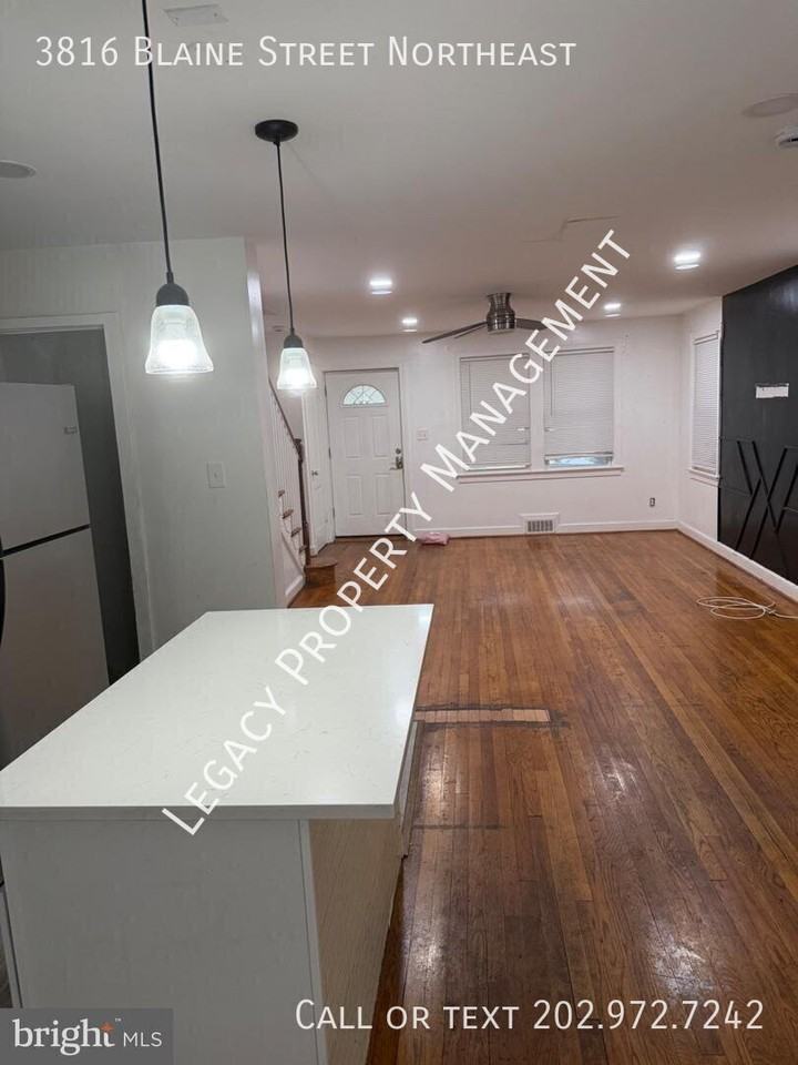 3816 Blaine St Ne - Photo 3 of 23