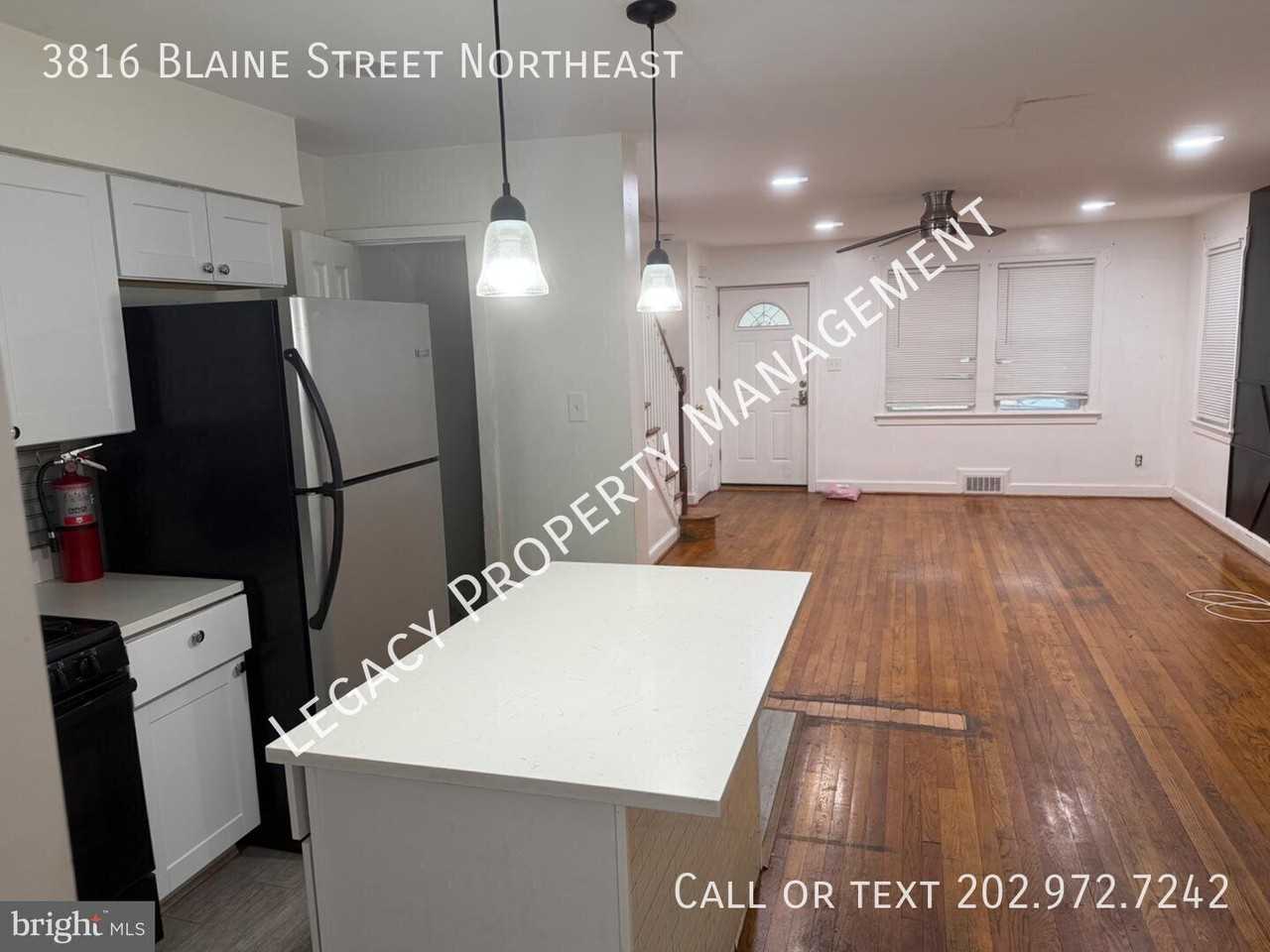 3816 Blaine St Ne - Photo 6 of 23