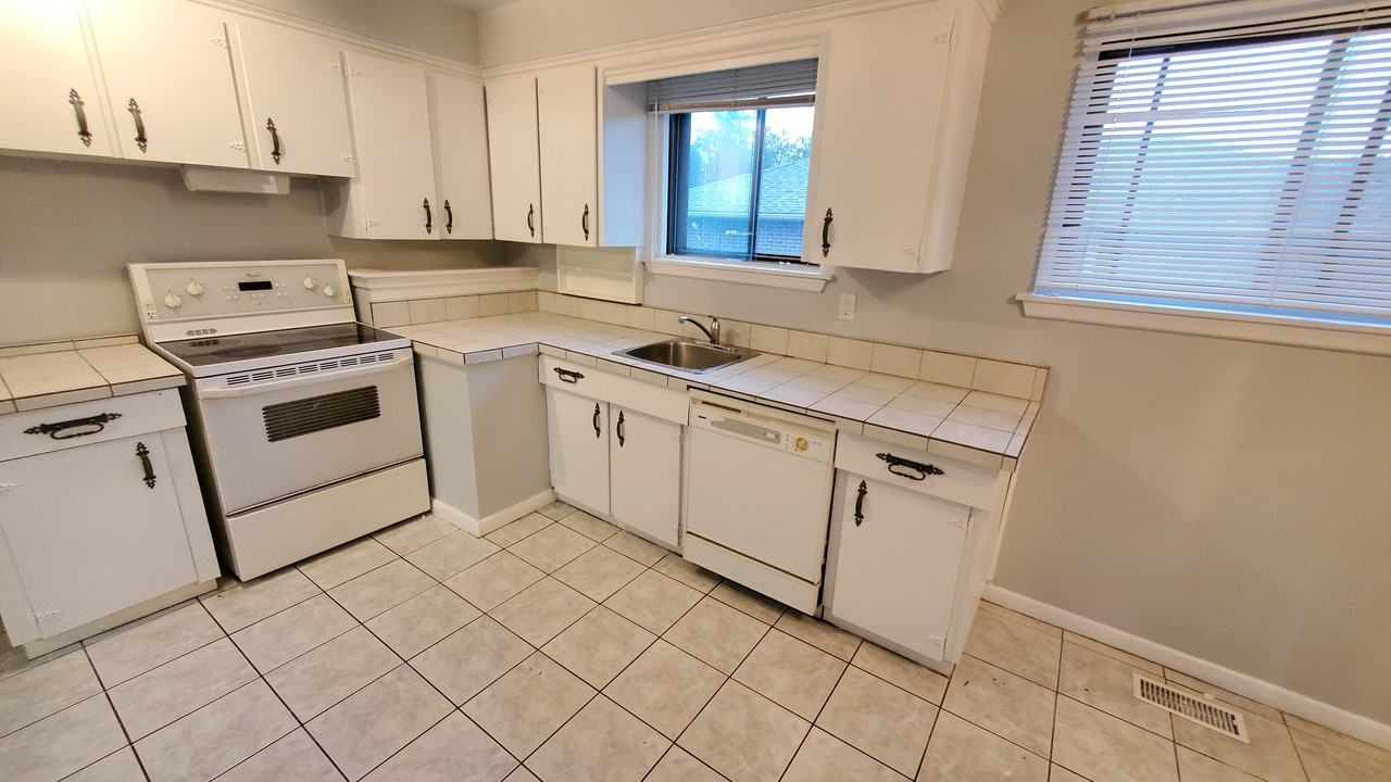 235 Wilson Road North - Photo 3 of 10