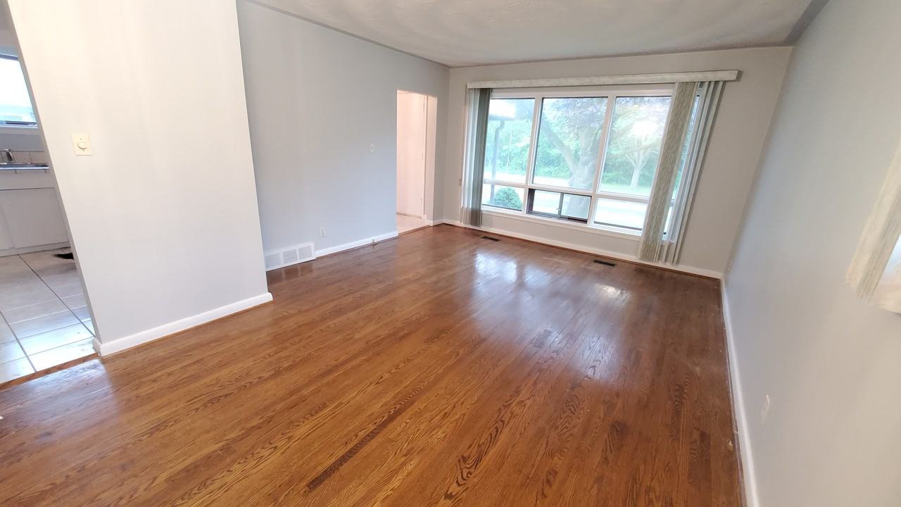 235 Wilson Road North - Photo 4 of 10