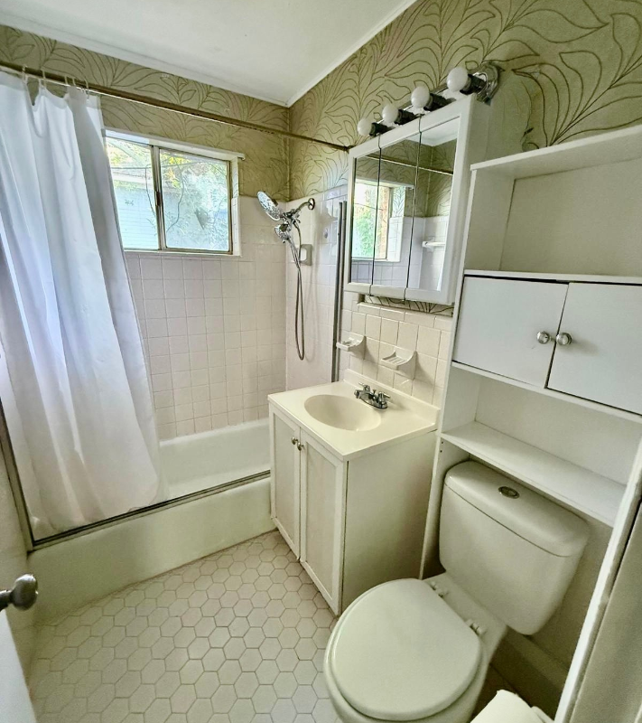 513 65th Ave N #C - Photo 5 of 7