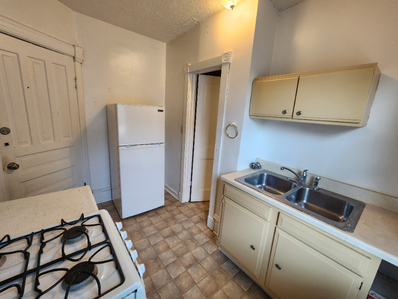 1575 Coit Ave Ne #3 - Photo 4 of 6