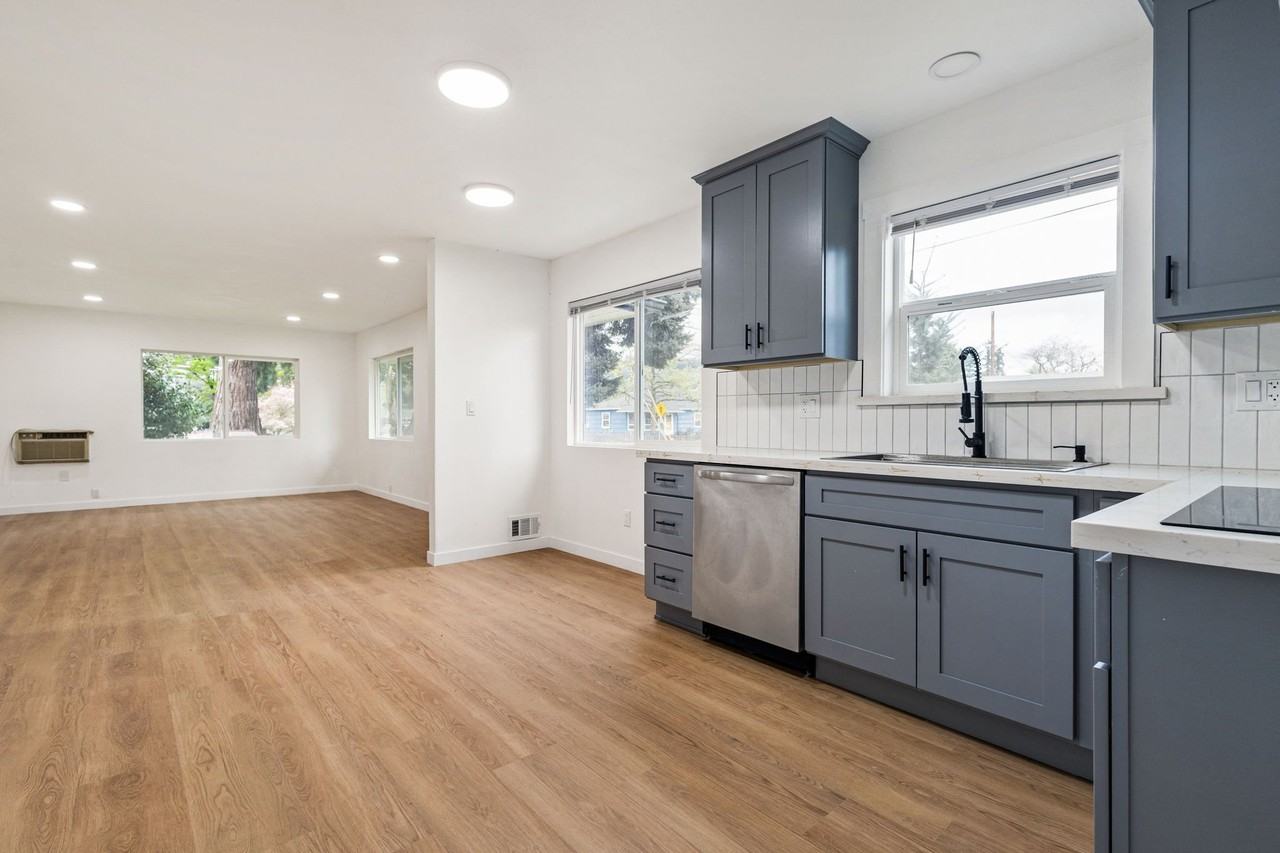 8625 Se Knapp St - Photo 6 of 15