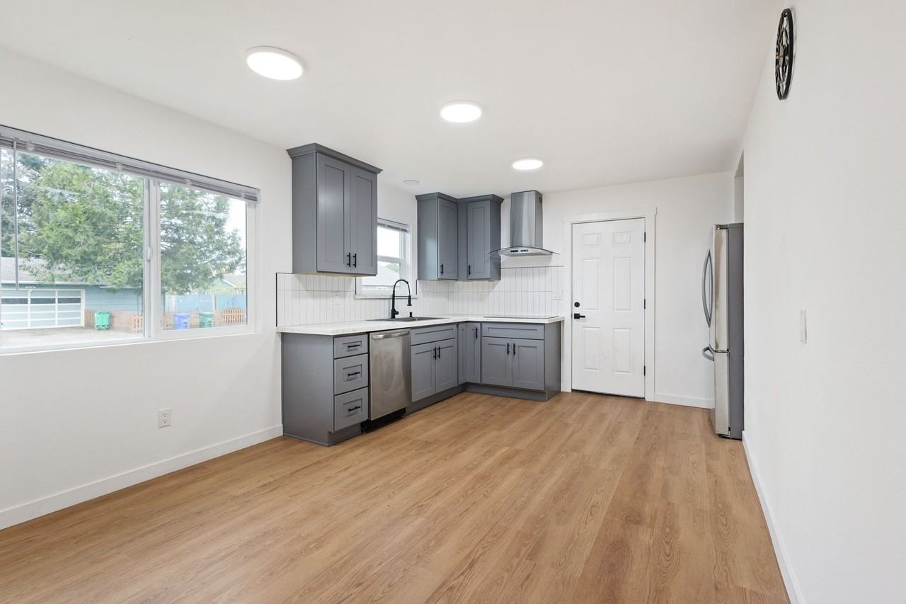 8625 Se Knapp St - Photo 7 of 15
