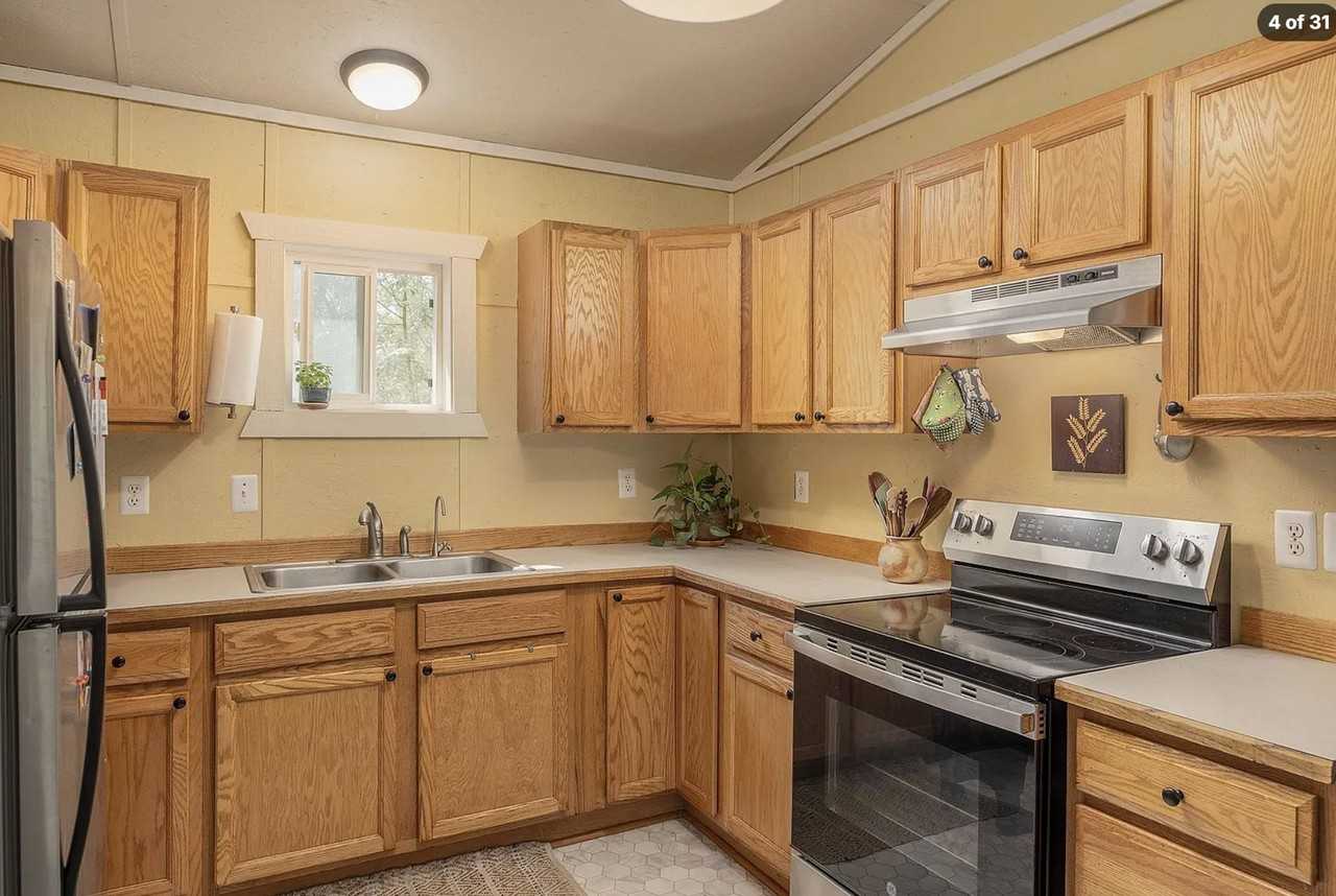 2505 Maria St - Photo 4 of 17