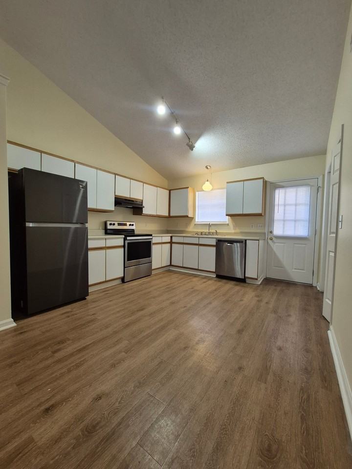 1811 Summerhaven Dr #B - Photo 4 of 16