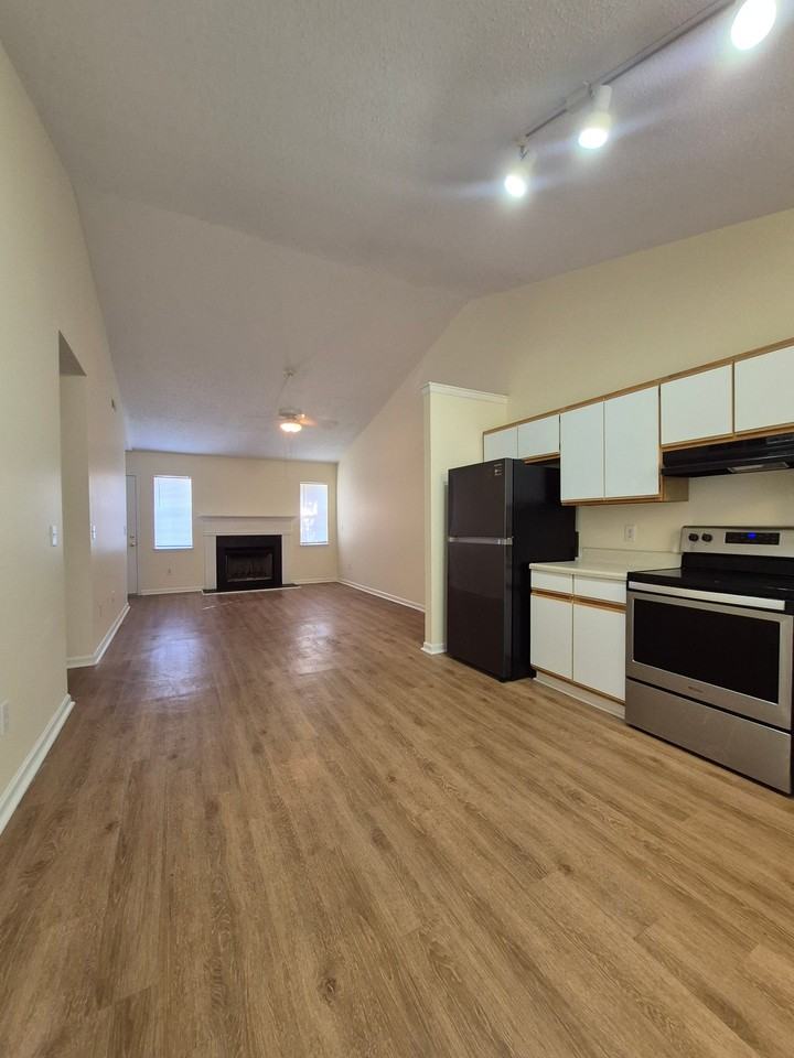 1811 Summerhaven Dr #B - Photo 5 of 16