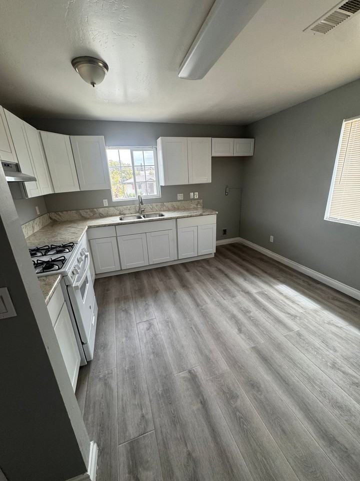 1908 Gage St #B - Photo 3 of 8