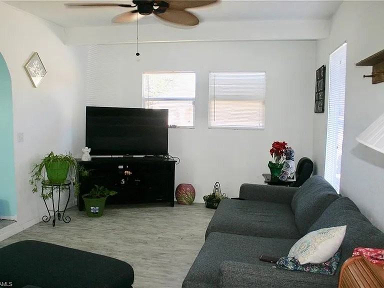 1 E Clermont Ct - Photo 3 of 9