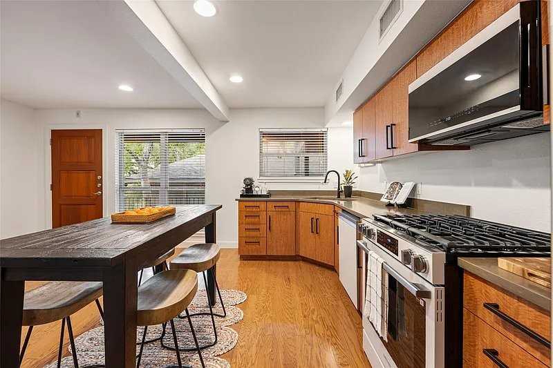1115 W 10th St #208 - Photo 4 of 19