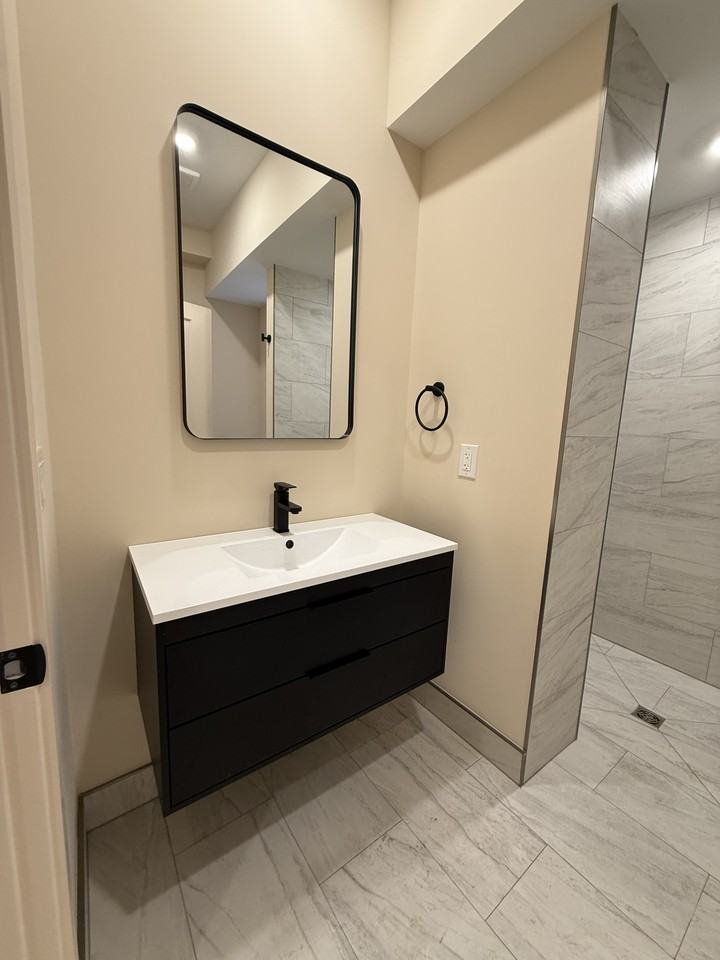 5803 Spruce St #B - Photo 7 of 10