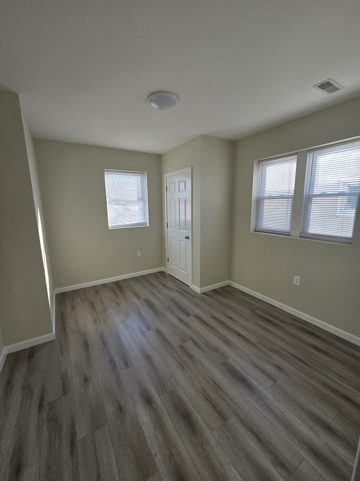 5637 N 10th St #NA - Photo 5 of 17