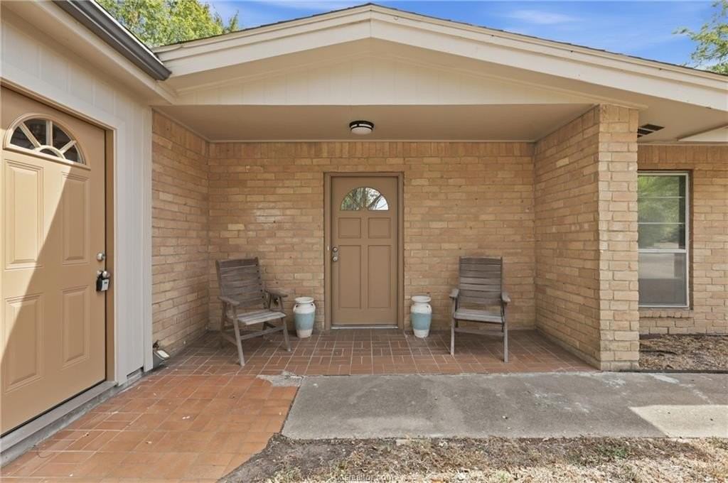1008 Madera Cir - Photo 3 of 33