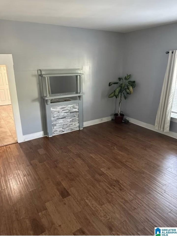 1510 Avenue J - Photo 3 of 12