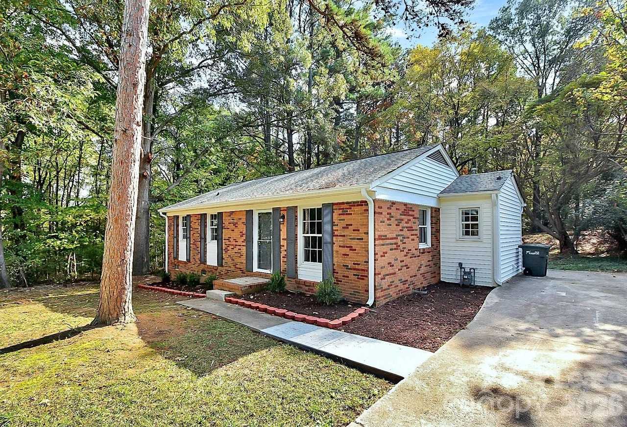 2310 Eastview Cir - Photo 2 of 28