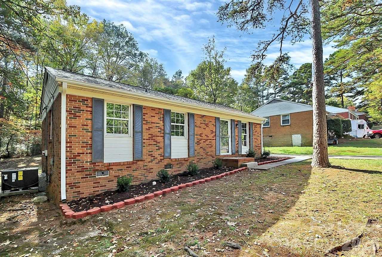 2310 Eastview Cir - Photo 3 of 28
