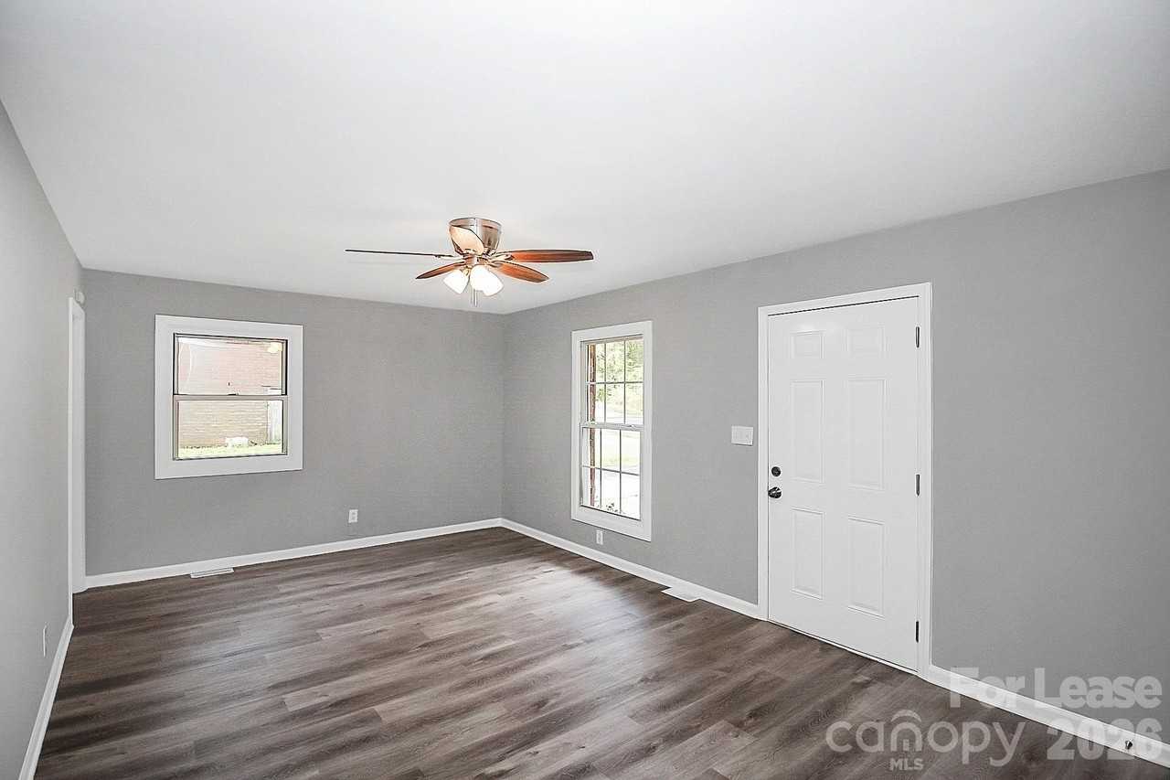 2310 Eastview Cir - Photo 4 of 28