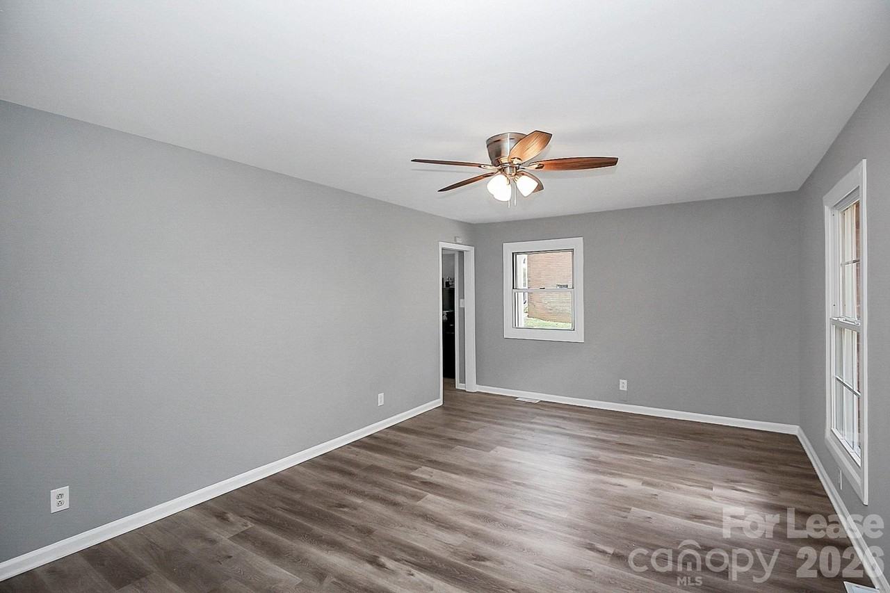 2310 Eastview Cir - Photo 5 of 28