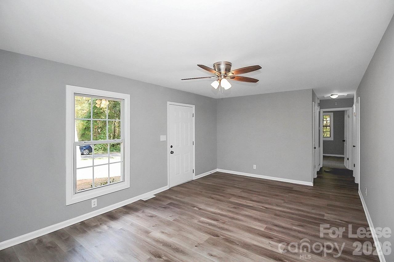 2310 Eastview Cir - Photo 7 of 28
