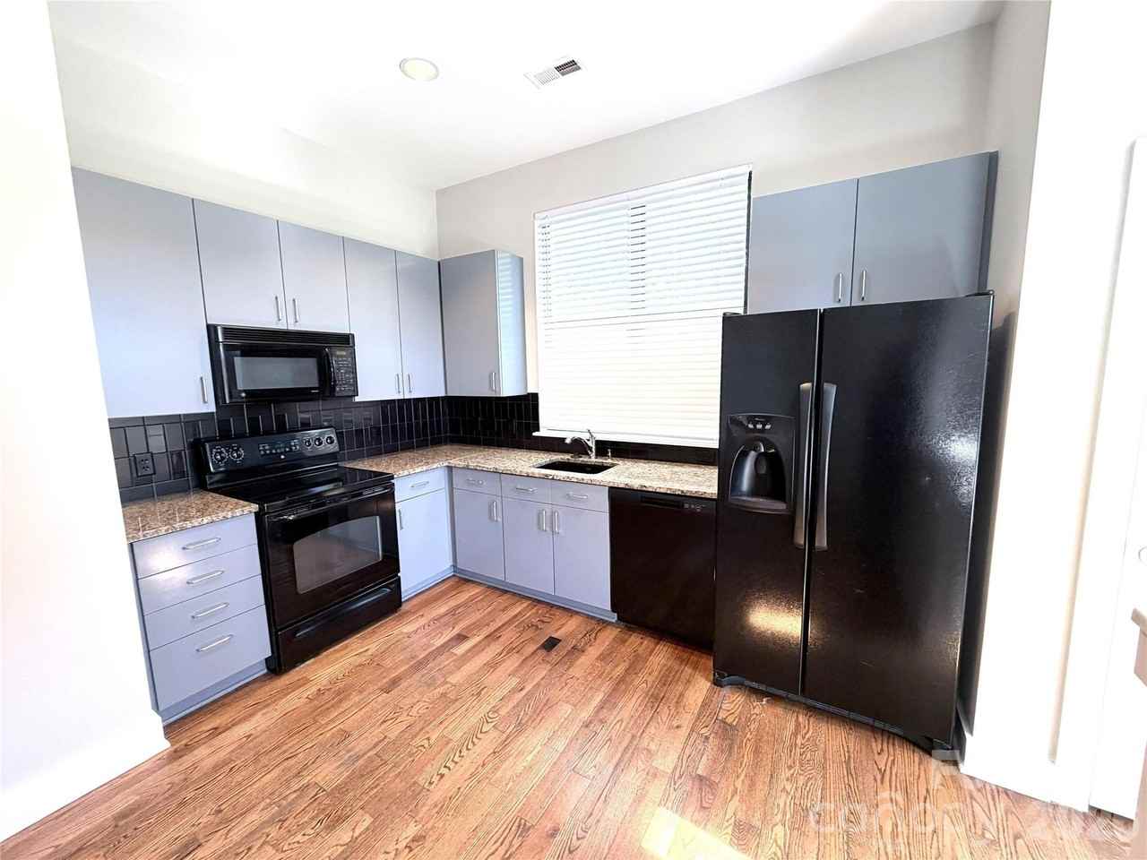 961 E 7th St - Photo 7 of 15