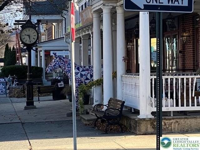 328 Main St - Photo 2 of 8