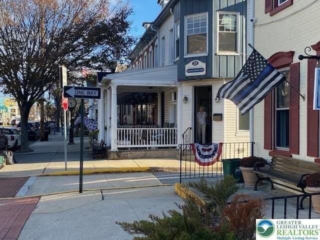 328 Main St - Photo 3 of 8