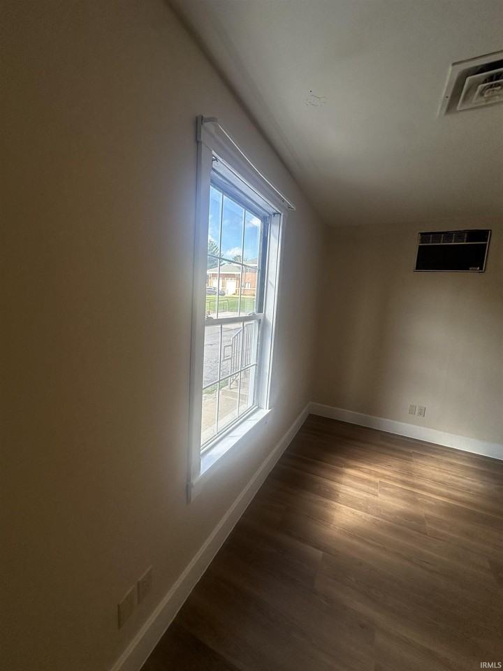 111 W Spring St - Photo 4 of 11