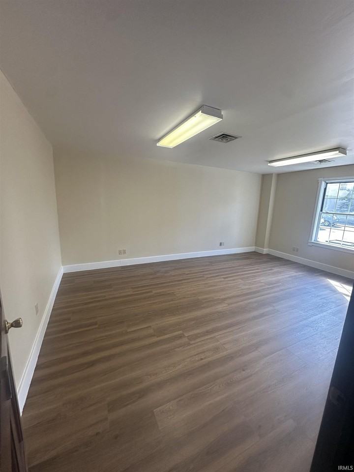 111 W Spring St - Photo 5 of 11