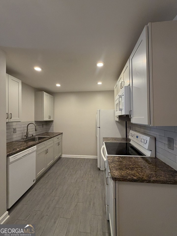 3113 Colonial Way #N - Photo 5 of 9