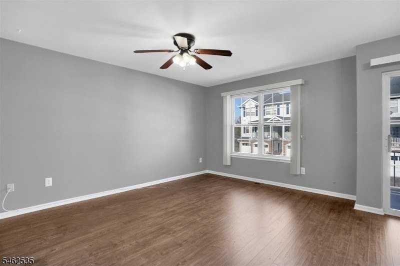 215 Sheffield Ct - Photo 5 of 18