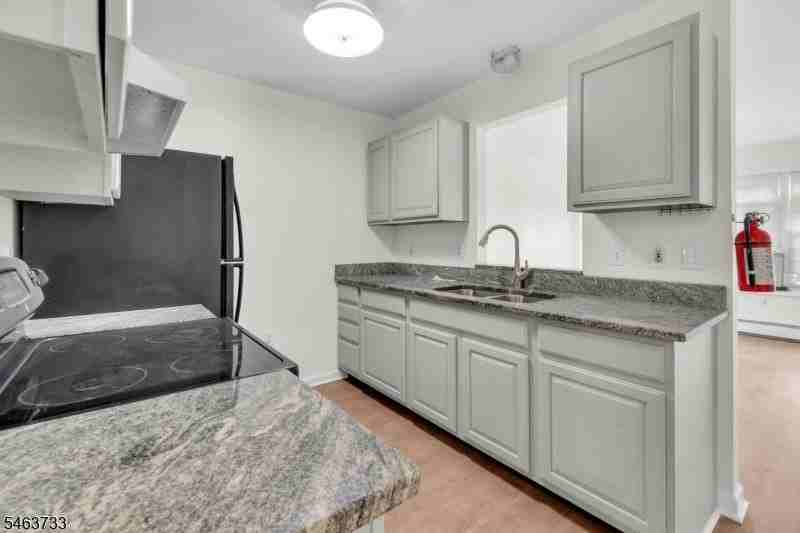 65 Montgomery Ave - Photo 4 of 11