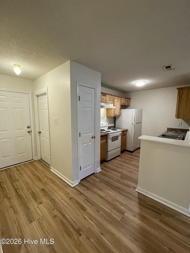 111 Jerrett Ln - Photo 7 of 27