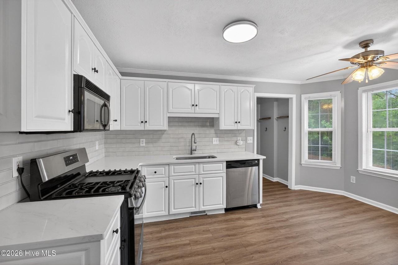 4090 Quinn Dr - Photo 3 of 42