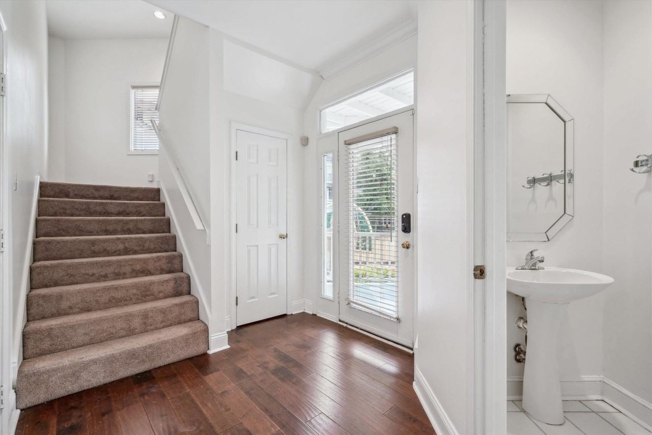 1003 Island Park Cir - Photo 3 of 15