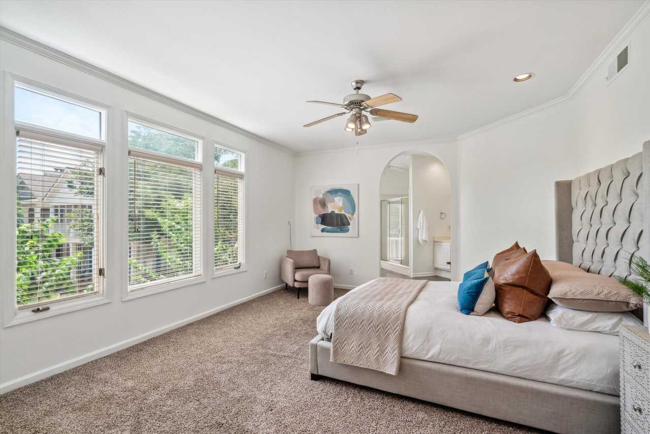 1003 Island Park Cir - Photo 4 of 15