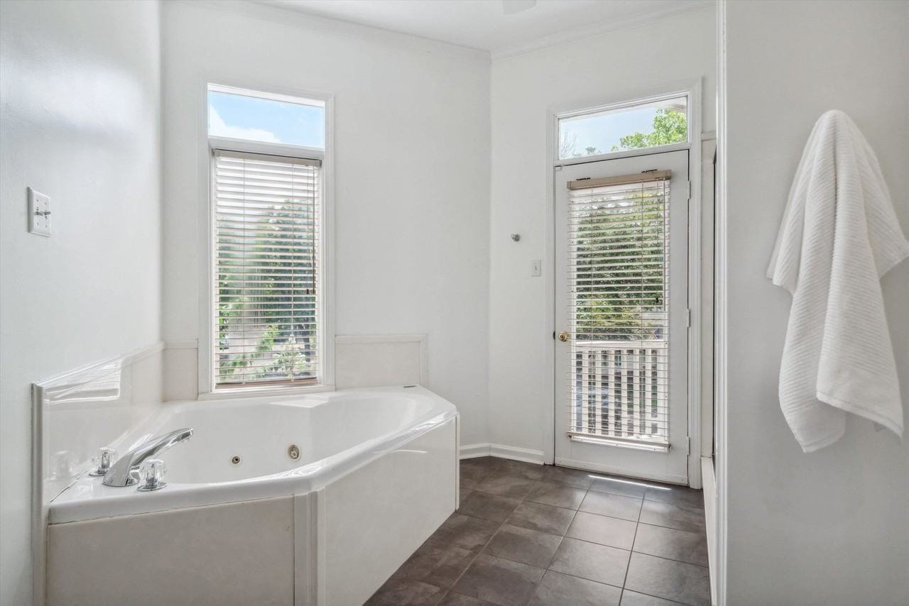 1003 Island Park Cir - Photo 5 of 15