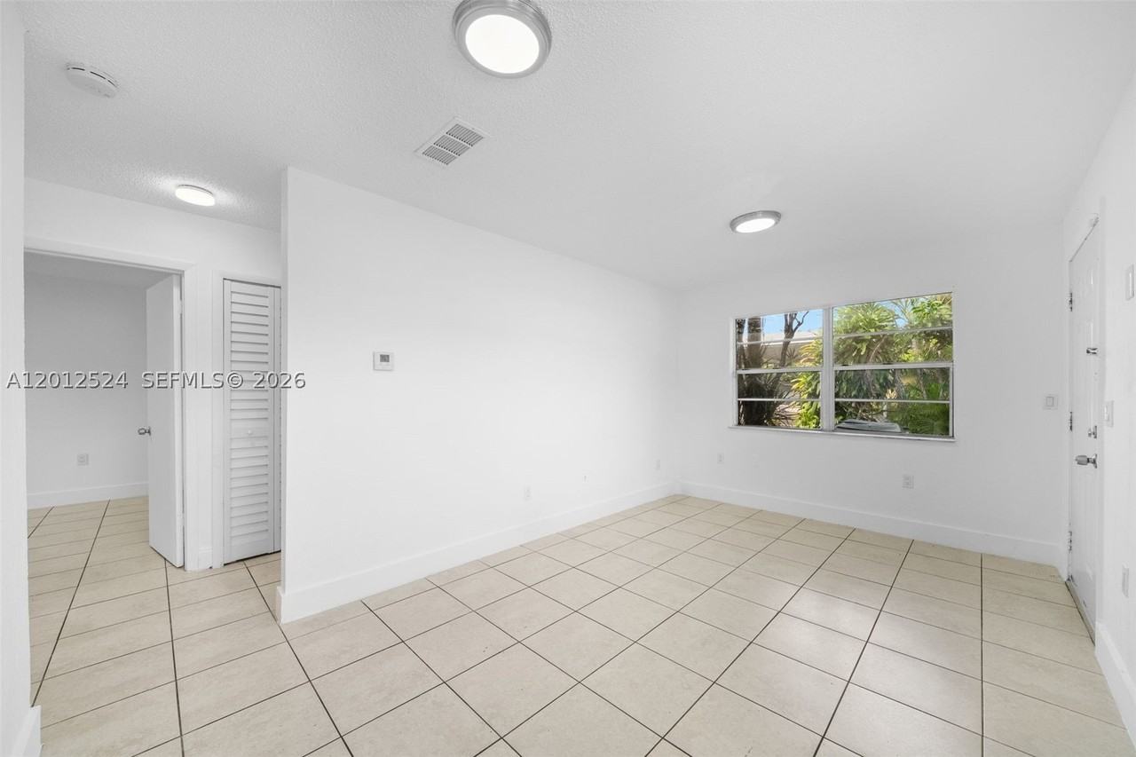1074 Nw 27th St #0 - Photo 5 of 18