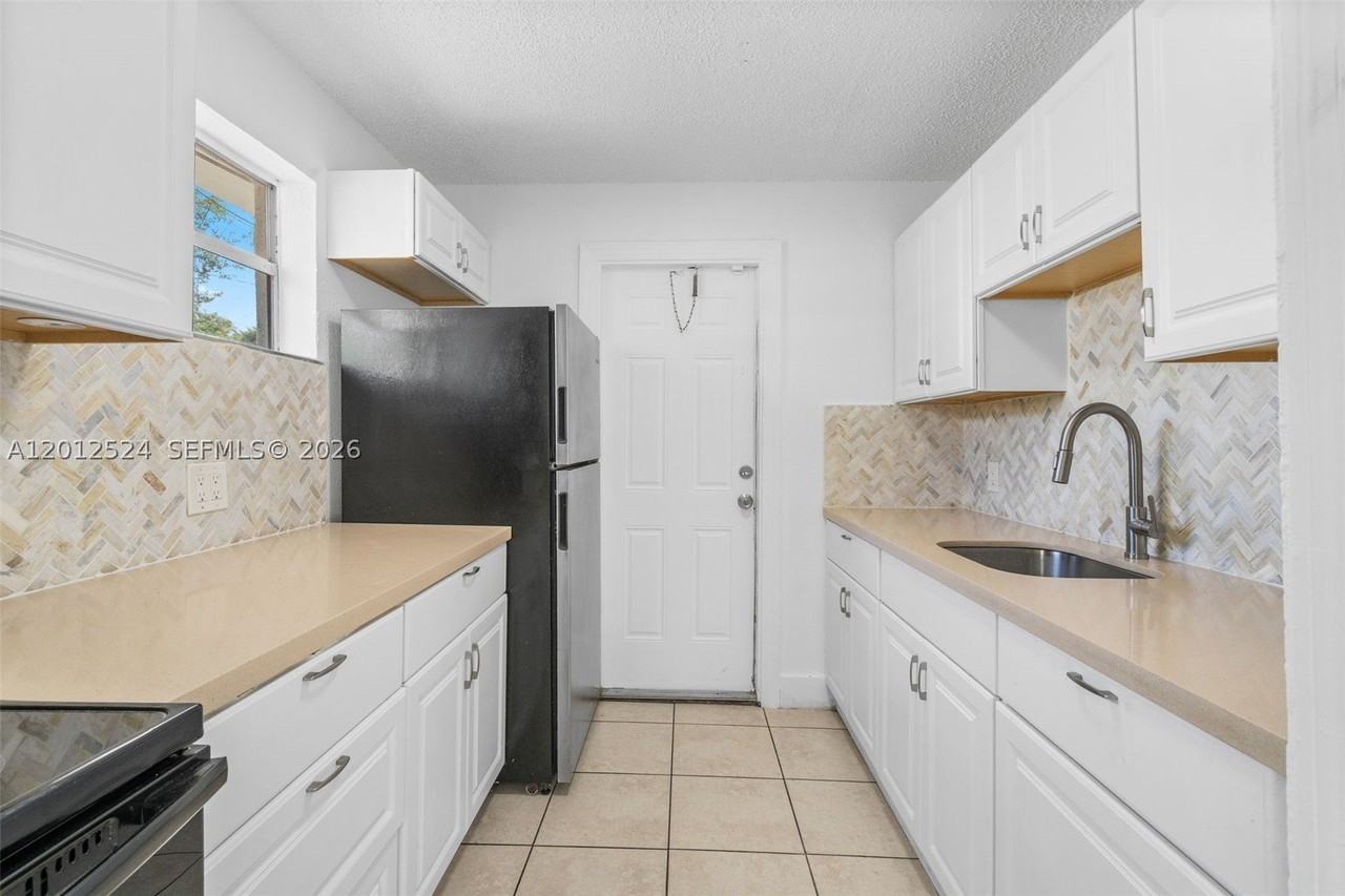 1074 Nw 27th St #0 - Photo 6 of 18