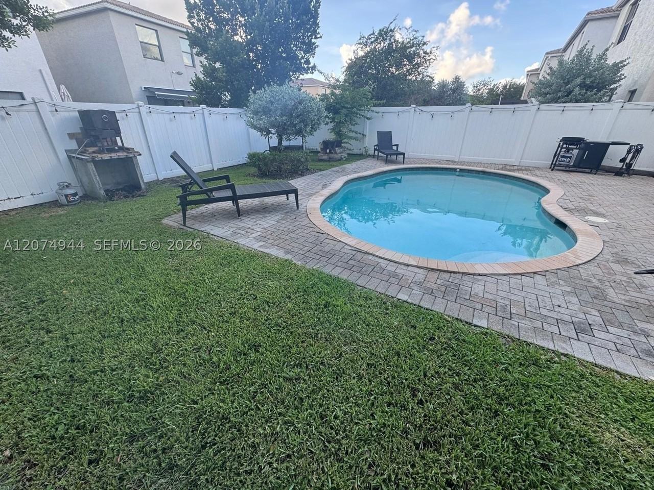 19301 Ne 8th Ct - Photo 6 of 40