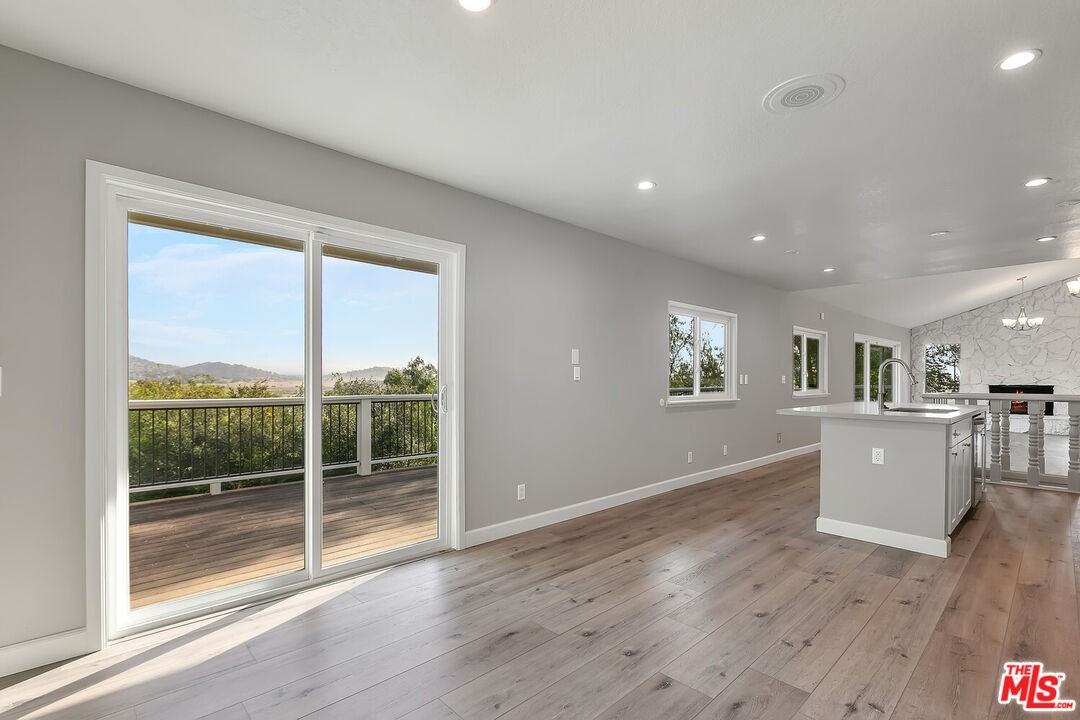 23937 Jensen Dr - Photo 2 of 8