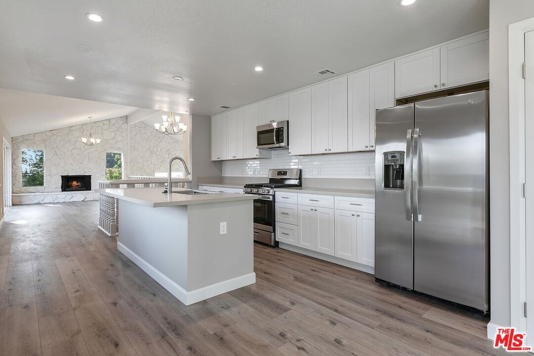 23937 Jensen Dr - Photo 3 of 8