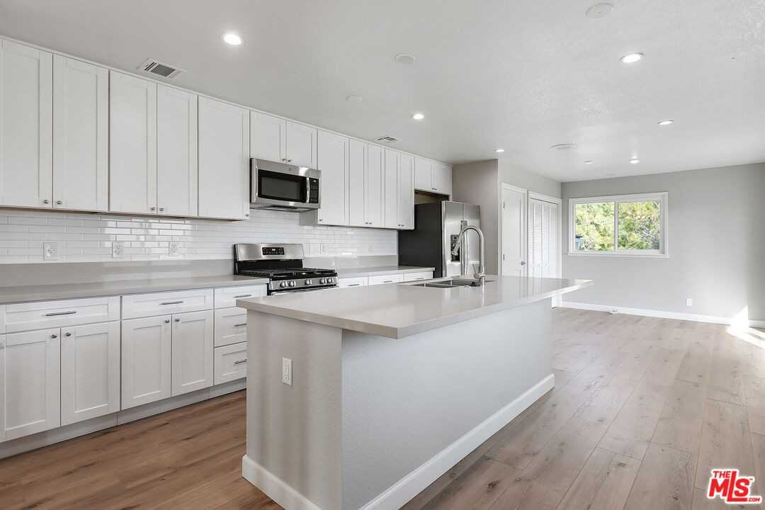 23937 Jensen Dr - Photo 4 of 8