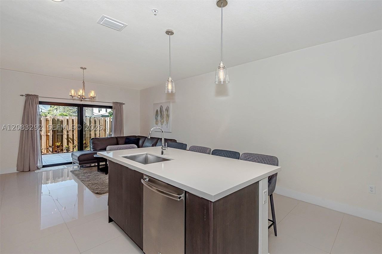 7809 Nw 104th Ave #7 - Photo 4 of 28