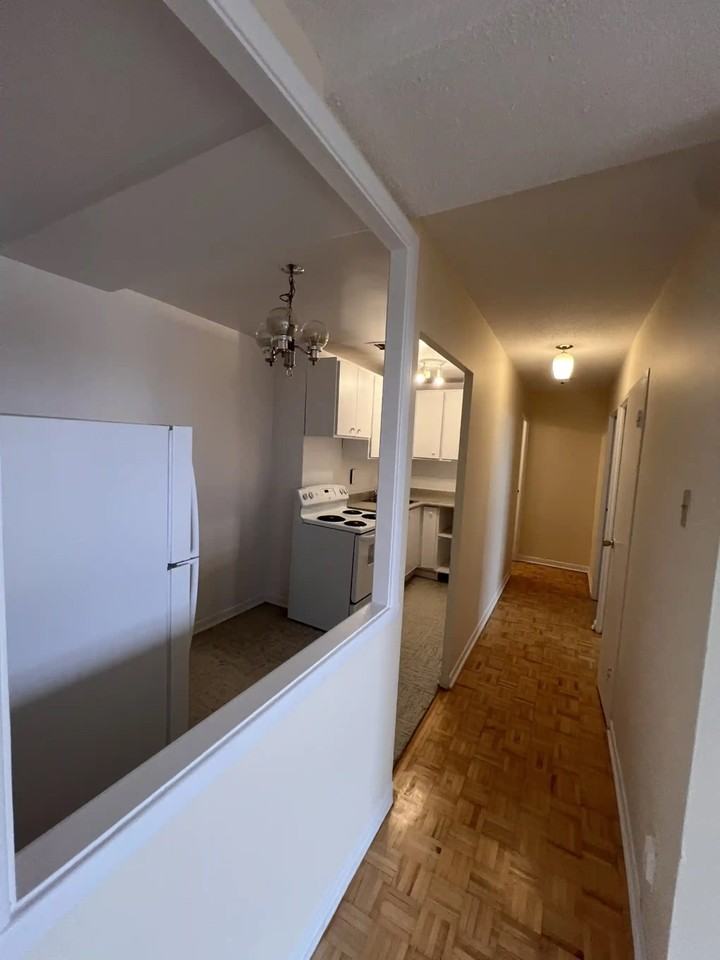 345 Laurier Ave E - Photo 3 of 13