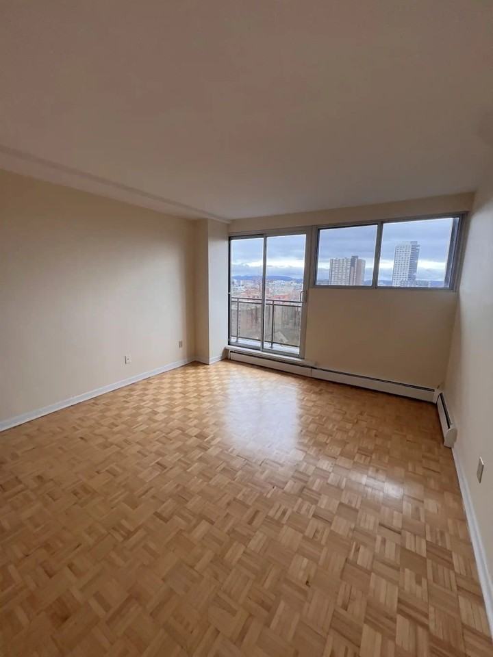 345 Laurier Ave E - Photo 2 of 13